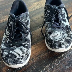 Nike Women's Black and White Patterned Sneakers